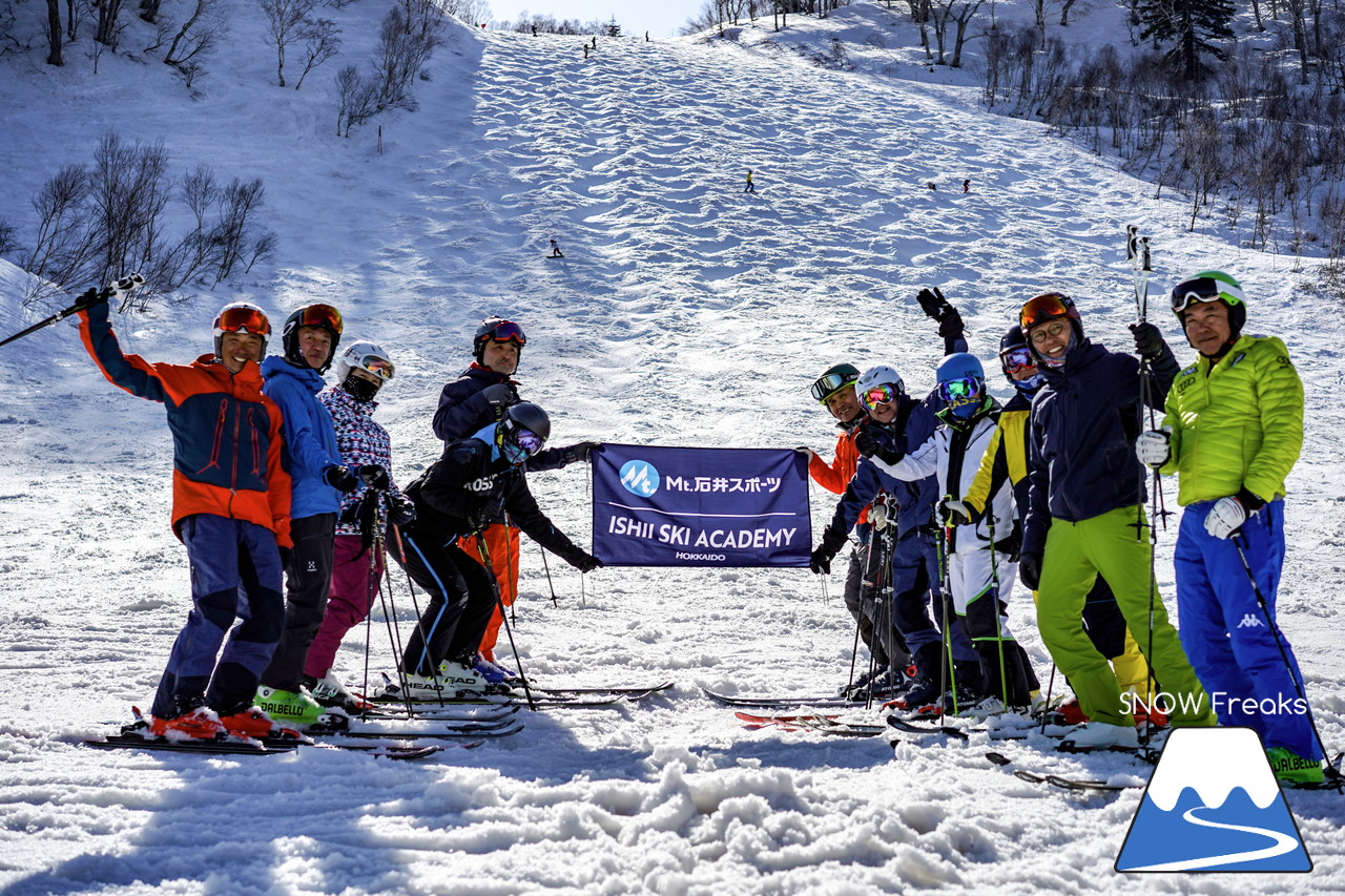 札幌国際スキー場 Mt.石井スポーツ ISHII SKI ACADEMY 校長・斉藤人之さんによる『斉藤塾』開講。本日のテーマは、「春雪！コブからスキーのたわみを楽しむ！！」(^^)v